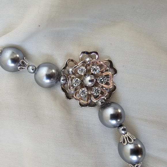 Liz Claiborne Vintage Iridescent Pearl, flowers Silver Tone and Crystal - Picture 2 of 4